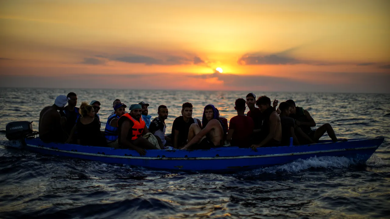 O ambarcaţiune cu migranţi s-a răsturnat în largul Tunisiei