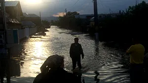 Mai multe localităţi şi drumuri din ţară, afectate de ploi şi vânt