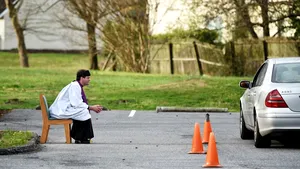 Spovedania „drive in”. Pentru a evita contaminarea, preoţii din Polonia inovează 