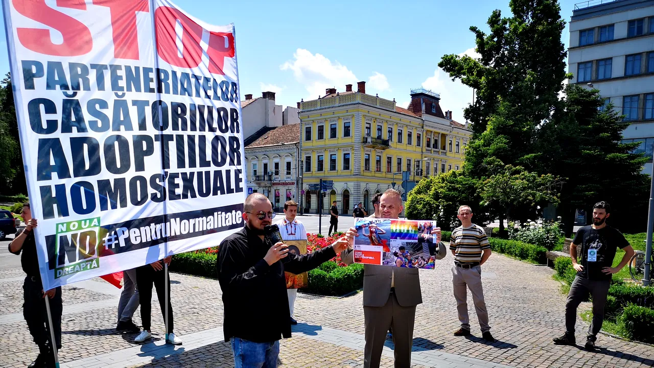 Incident la mitingul pentru familie: Steagul LGBT, în culorile curcubeului, călcat în picioare de participanţi | FOTO, VIDEO