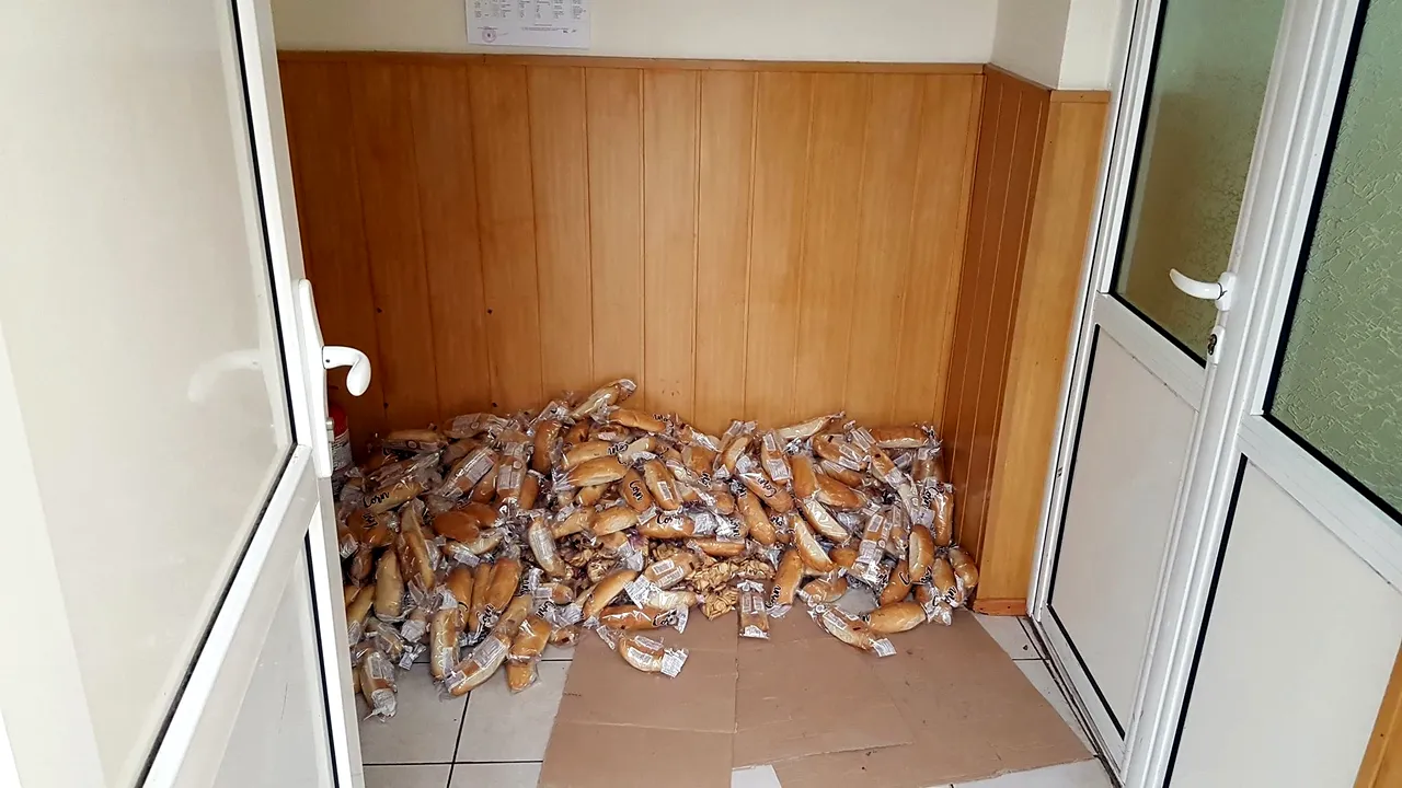 FOTO - Cum au fost livrate cornurile la o şcoală din mediul rural şi ce face instituţia după ce imaginile au fost făcute publice pe Facebook