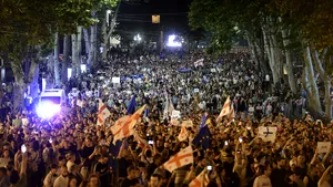 Georgia fuge cât poate de Rusia: demonstraţie masivă pro-europeană la Tbilisi