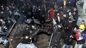 VIOLENŢE la Kiev: Aproximativ 1.000 de manifestanţi, dispersaţi cu brutalitate de forţele de ordine: 