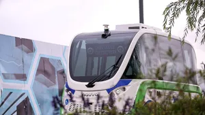Autobuz fără șofer lovit de tramvai chiar în ziua testării cu pasageri la bord, în Suedia