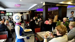 În Silicon Valley, ospătarii bolnavi de COVID au fost înlocuiţi cu roboţi 