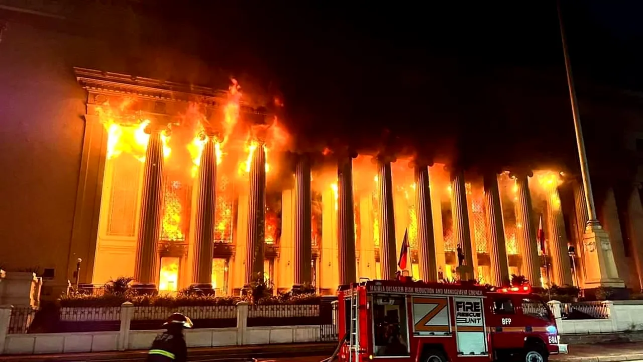 Un incendiu uriaş a mistuit clădirea istorică a oficiului poştal din Manila