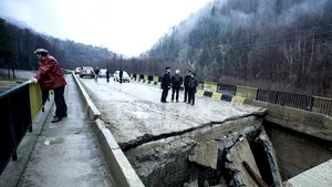 INUNDAŢII ÎN ŢARĂ: Autorităţile din zona cu 1.400 de oameni izolaţi au început refacerea podului distrus de viituri