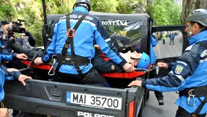 Exerciţii ale jandarmilor harghiteni pentru salvarea unor turişti accidentaţi în Cheile Bicazului - FOTO