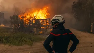 Emmanuel Macron prezidează o ședință de urgență pe fondul incendiilor de vegetație. Peste 250.000 de oameni au fost evacuați
