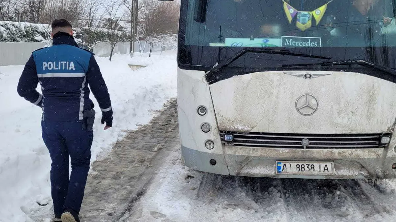 Infotrafic: Se circulă în condiţii de ninsoare slabă pe drumuri din mai multe judeţe