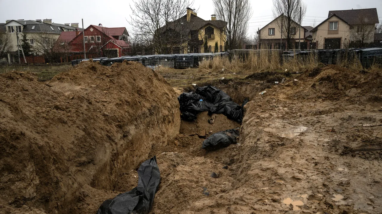 Războiul din Ucraina, ziua a 40-a. Posibile crime de război comise de armata rusă. Kremlinul neagă responsabilitatea şi dă vina la SUA şi pe NATO pentru imaginile de la Bucha. Mărturii: „Ruşii trăgeau sălbatic”. Ucrainence luate sclave de soldaţi. Zelenski, mesaj video la Grammy, apoi vizită la spital. Putin a dat decret împotriva „ţărilor neprietenoase”