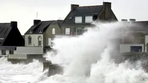 Un mort şi perturbări ale traficului din cauza furtunilor, în Franţa şi Marea Britanie
