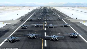 52 de avioane de luptă americane F-35A, complet armate, decolează în valuri la o bază militară. VIDEO