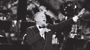 Fotografii inedite cu Frank Sinatra, într-un volum ce marchează centenarul naşterii artistului