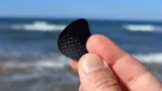 Misterul discurilor negre care apar pe plajele din Marea Adriatică. Nimeni nu știe încă de unde vin