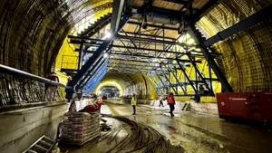 Iarna grea nu a oprit lucrările de pe A1. Sute de muncitori și utilaje lucrează la tunelurile din sectorul Margina – Holdea