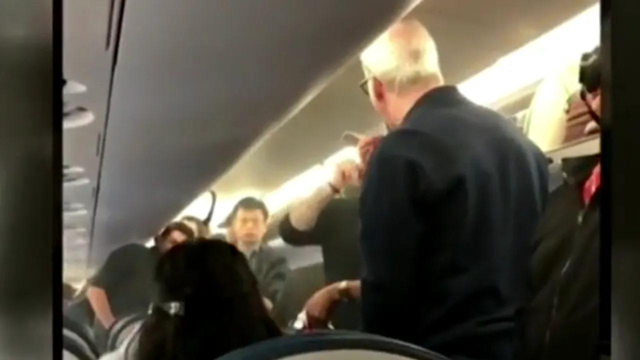 Incendiu la bordul unui avion de la o ţigară electronică. Dispozitivul a luat foc în timp ce pasagerii se îmbarcau | VIDEO 