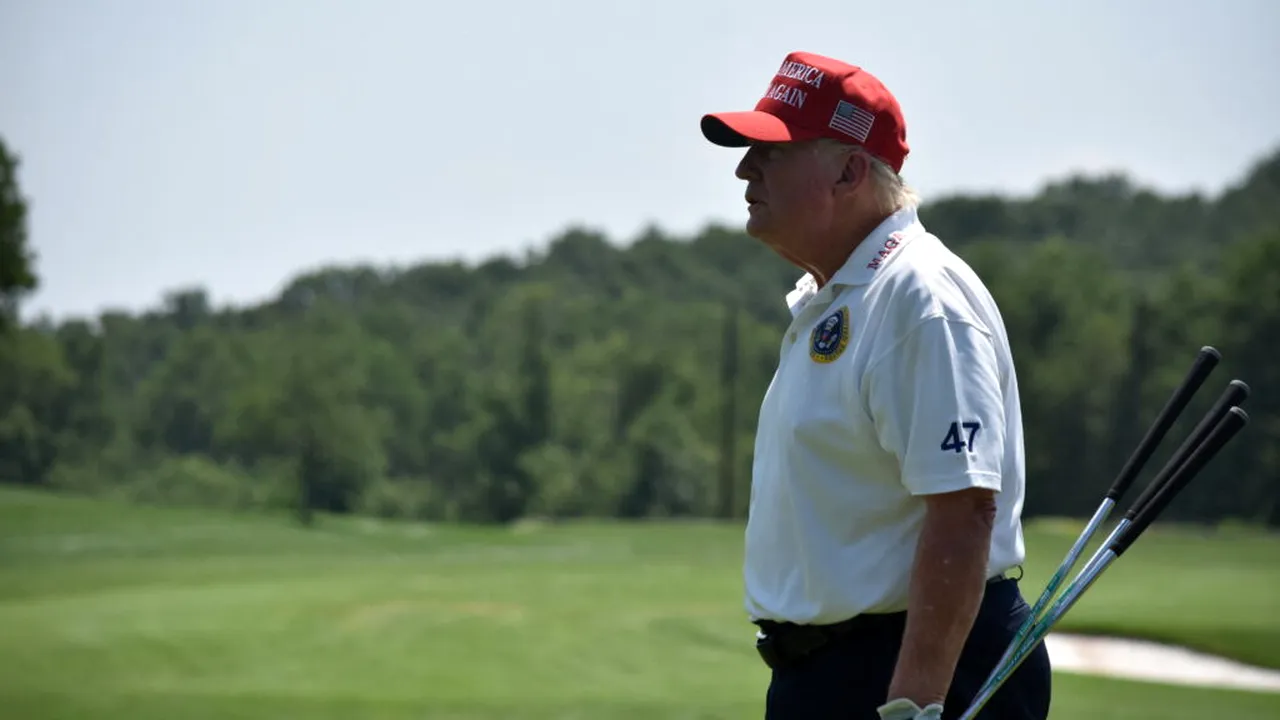 Donald Trump a jucat golf pentru a treia zi consecutivă. Liderii lumii caută soluții pentru tarifele impuse de SUA