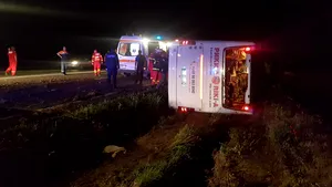 Un autocar cu 60 de persoane din Ucraina s-a răsturnat în Constanţa. Trei copii au ajuns la spital