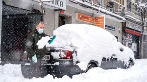 Spania, sub nămeţi. Peste 1000 de oameni au fost surprinşi de ninsori abundente la Madrid VIDEO, GALERIE FOTO