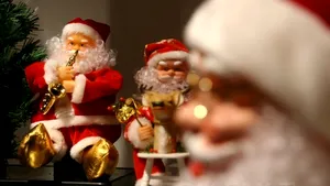 Sfântul Nicolae, ajutorul celor săraci şi Moşul care umple ghetuţe cu daruri ori nuieluşe