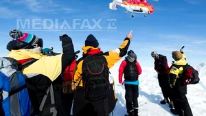 Toţi pasagerii unei nave ruseşti blocate în Antarctica au fost salvaţi - FOTO