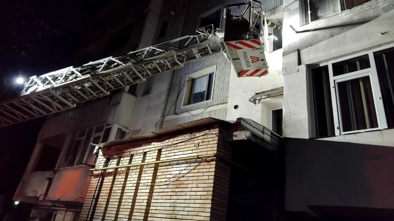 Un copil și un părinte din Iași, salvați de pompieri după ce au rămas blocați în apartament. Părintele a rămas închis pe balcon, iar copilul se afla singur în locuință