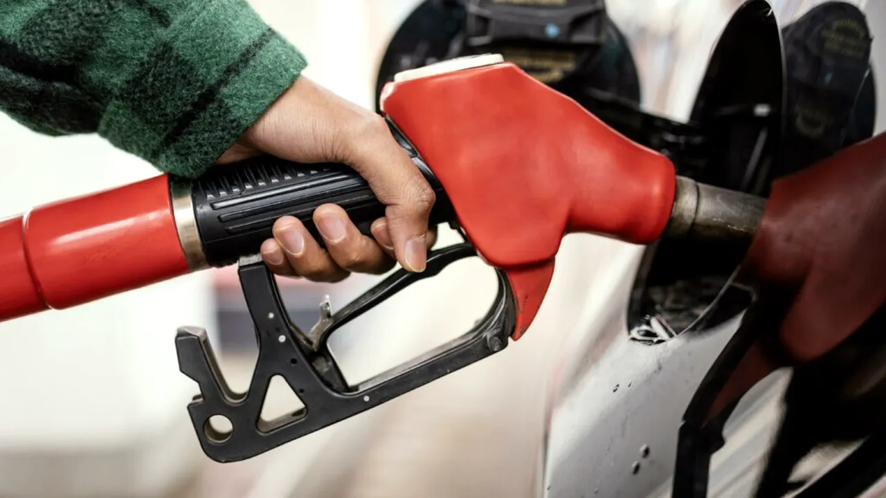 Criză de carburant în Slovenia. Cozi la pompe, armata aduce combustibil, restricții până la noi dispoziții