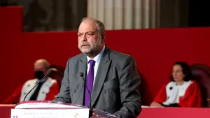 Ministrul francez al Justiţiei intenţionează să rămână în funcţie, deşi este inculpat 