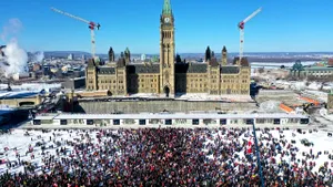 Canada a luat foc: Ottawa, sub asediul camionagiilor şi al anti-vacciniştilor. Premierul Trudeau, escortat într-un loc secret