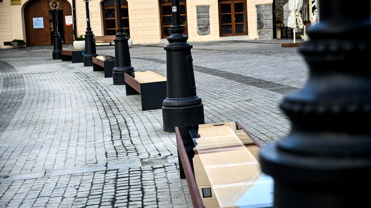 FOTO Bănci inteligente pentru turişti şi localnici, în centrul unui oraş din România. De ce sunt în stare băncile smart?