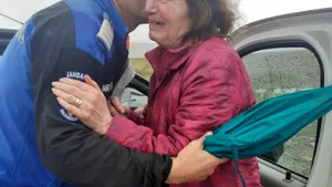 Moment emoţionant: un bătrân de 80 de ani s-a reîntâlnit cu soţia, după ce s-a rătăcit în zona Transalpina