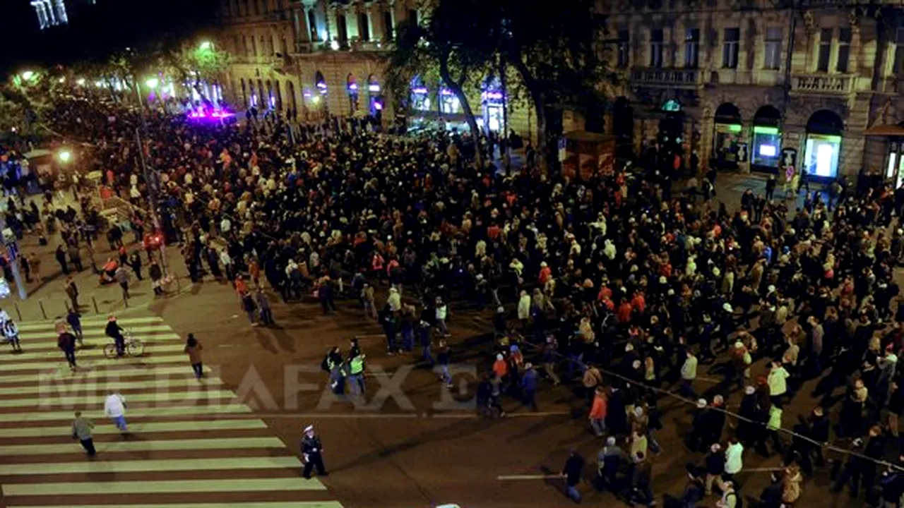 Mii de manifestanţi au protestat la Budapesta faţă de taxa pe Internet. Şase persoane au fost arestate pentru vandalizarea sediului Fidesz