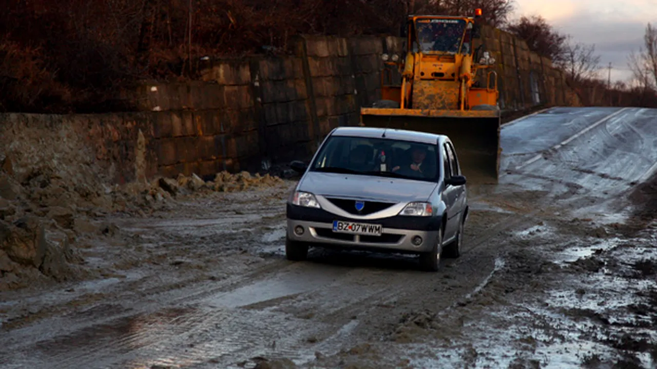 Circulaţia pe DN 10 Buzău - Braşov, blocată din nou de o alunecare de teren