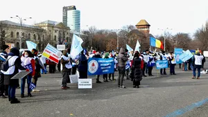 Sărbători cu proteste. Angajaţi din sectorul public, sănătate şi Poliţie protestează în faţa Guvernului şi a Parlamentului: 