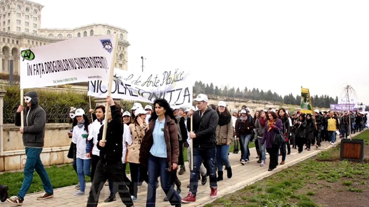 MARŞ ANTIDROG în Bucureşti: 3.000 de elevi şi profesori au participat la manifestare, având şepci, tricouri şi baloane albe - FOTO