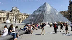 Franţa a închis cel mai mare muzeu din lume, Luvru, din cauza inundaţiilor