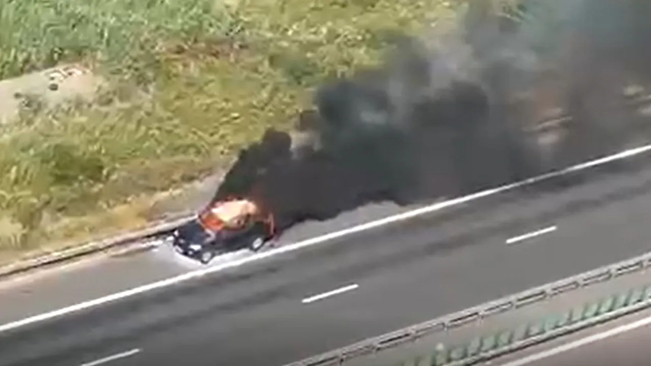 VIDEO Trafic oprit pe Autostrada Soarelui, sensul spre Bucureşti. O maşină a luat foc în apropiere de Feteşti