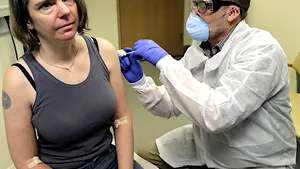 Prima persoană vaccinata impotriva coronavirusului. Reacţia femeii care s-a oferit voluntar