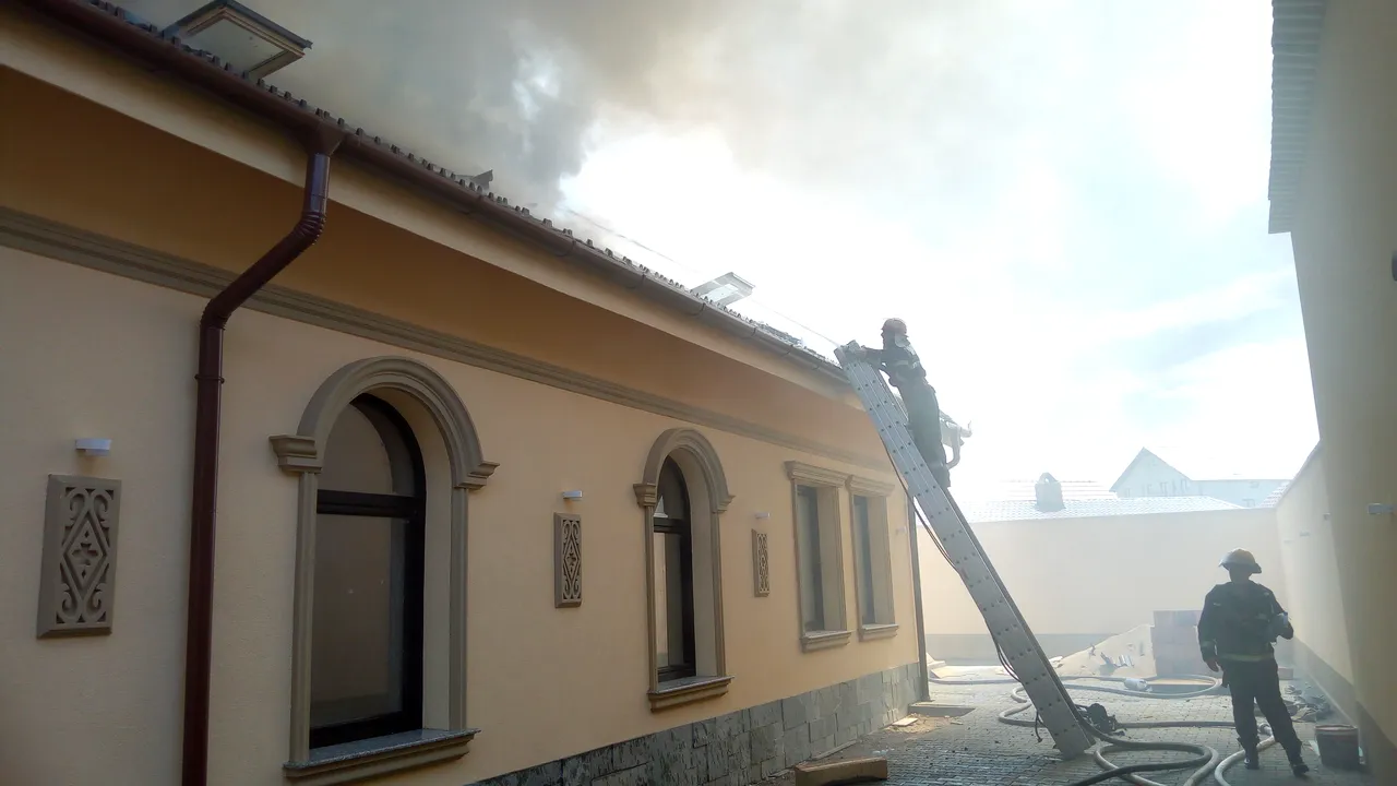 FOTO, VIDEO | Incendiu puternic la o casă funerară din Arad