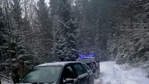 Trei turişti au rămas blocaţi pe un drum forestier acoperit de gheaţă, în Gorj