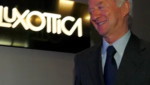 Proprietarul Ray-Ban a murit la vârsta de 87 ani: a pornit de la un mic atelier şi a ajuns lider mondial