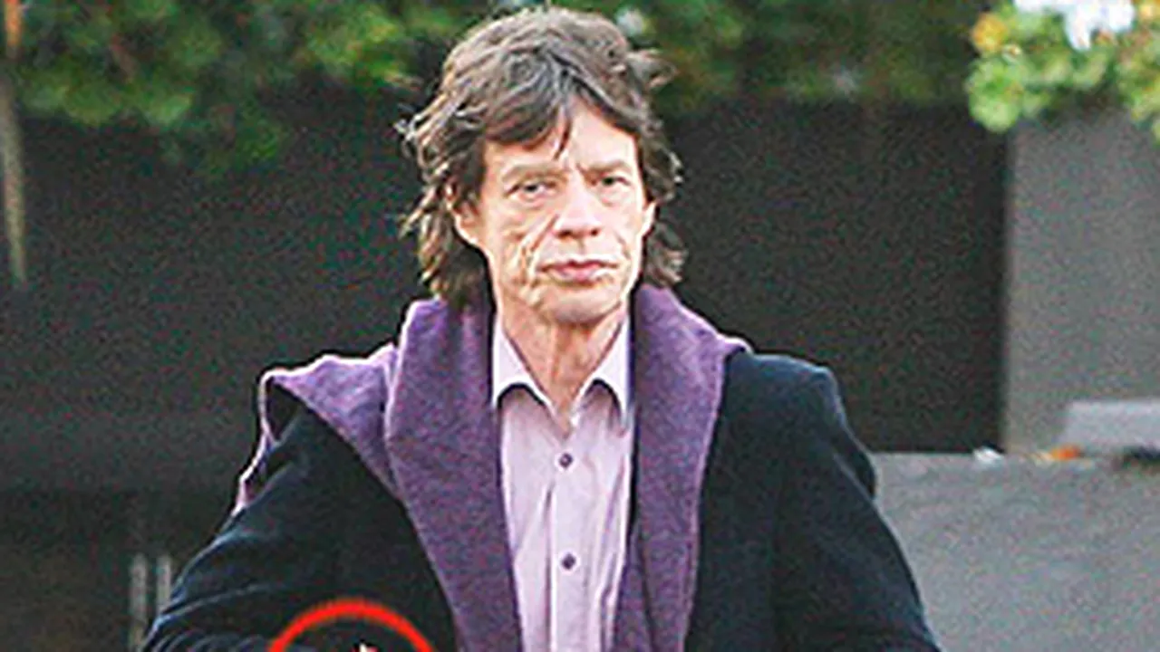 Mick Jagger, surprins purtând o brăţară Cabala