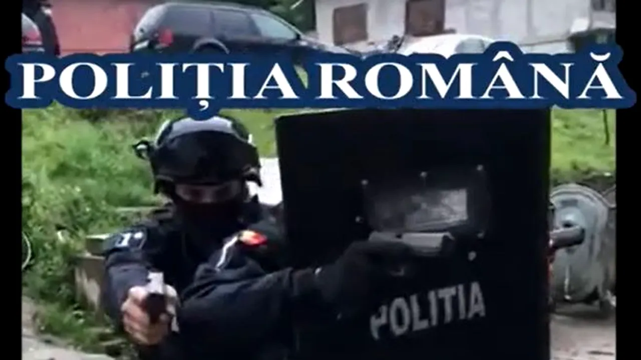 VIDEO. Furt de energie electrică. S-au trezit la poartă cu mascaţi înarmaţi şi cu scuturi de protecţie. Percheziţii la zeci de locuinţe