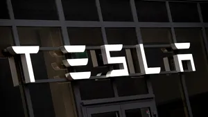 Valoarea acțiunilor Tesla s-a înjumătățit în trei luni. Pierderea este de 781 de miliarde de dolari