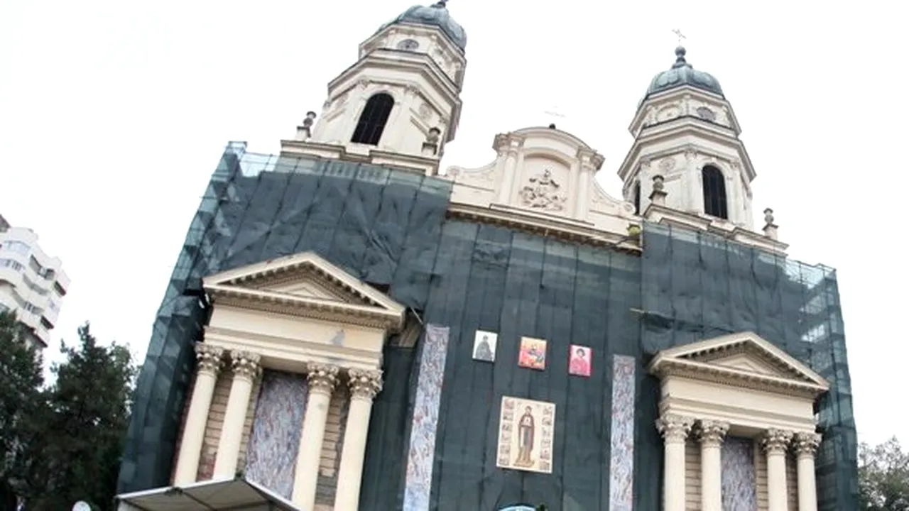 Aproximativ 50 de enoriaşi au protestat la o biserică din Huşi, nemulţumite de schimbarea preotului