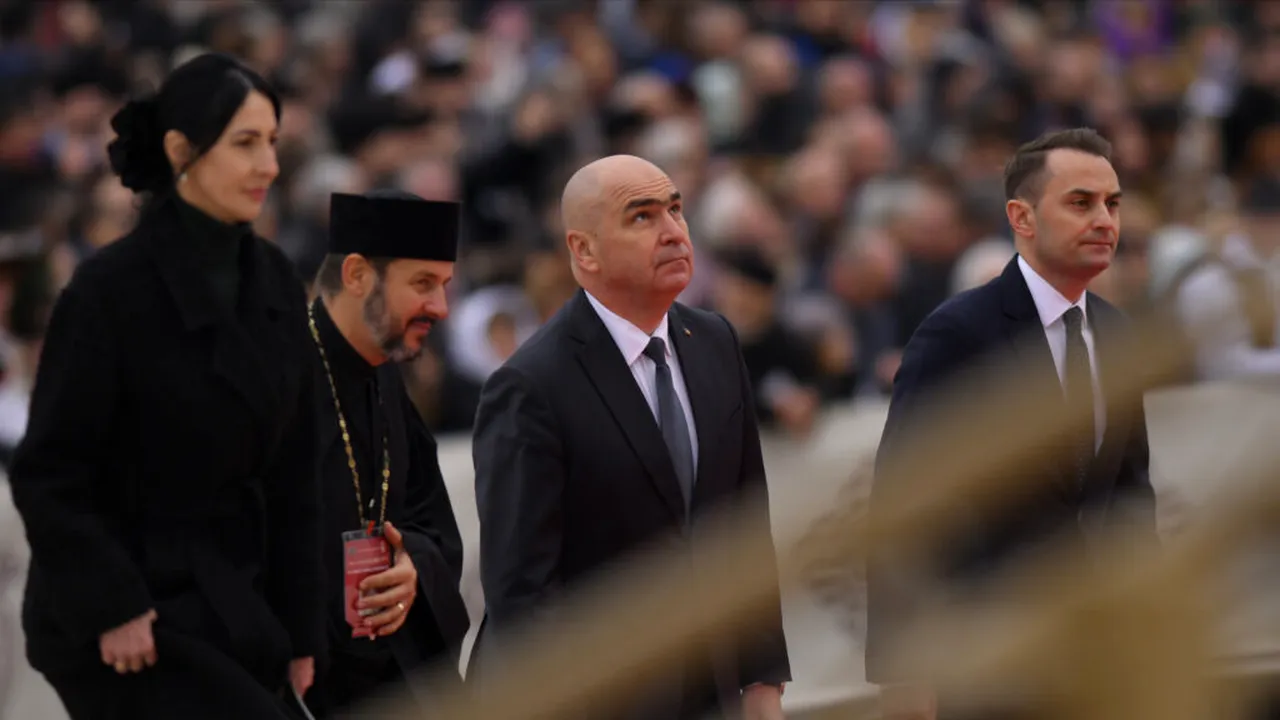 Bolojan, huiduit și la Catedrală: „Demisia! Ați tăiat salariile oamenilor”. Nu a fost singurul criticat de mulțime