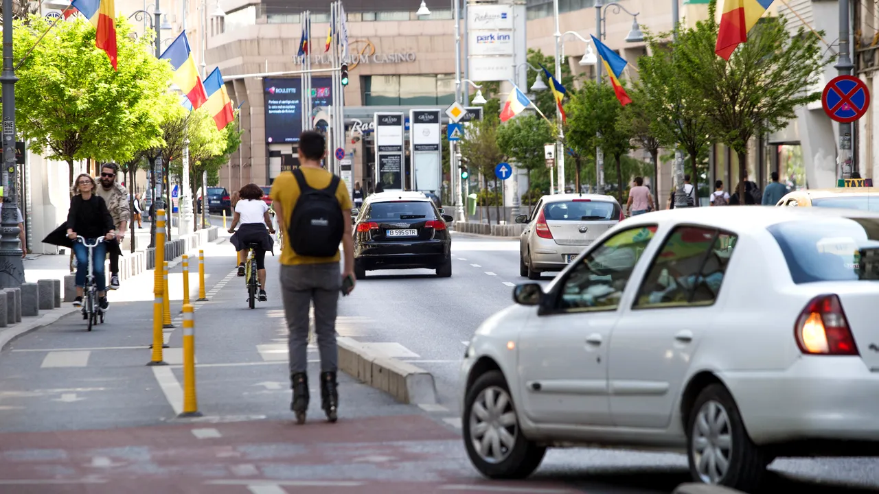 Cursă cu obstacole, cu bicicleta (tot) pe trotuar