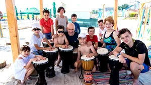 Un nou incident neplăcut pe plaja terapeutică din Mamaia, după ce au fost FURATE tobele africane. Masa de pictură şi olărit a fost ocupată de turişti de ocazie