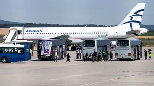 MAE: De marţi, testul pentru COVID este obligatoriu şi pentru cei care merg cu avionul în Grecia